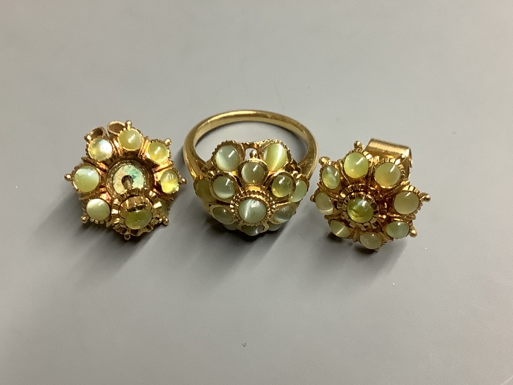 A yellow metal and cat's eye chrysoberyl? cluster ring and a pair of similar earrings